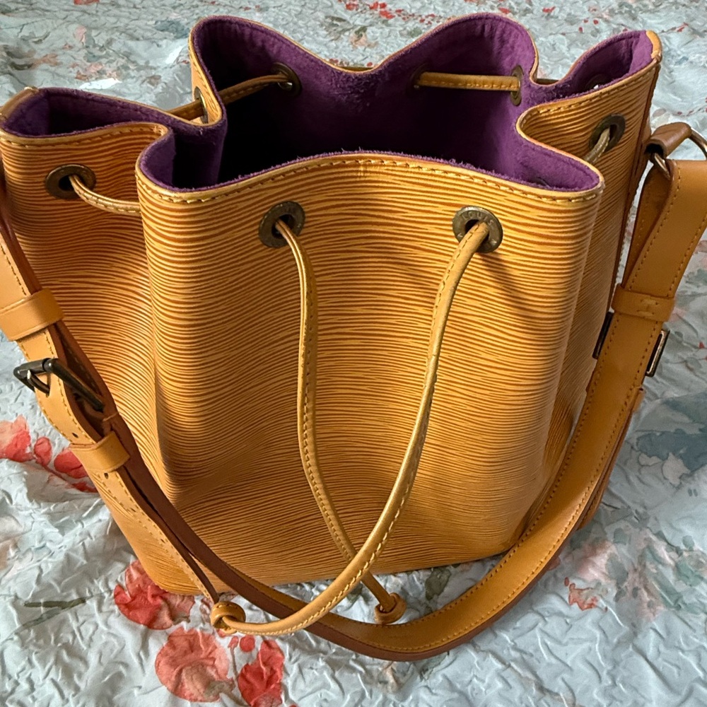 Louis Vuitton LV Shoulder Bag 
Noe Yellow Epi 
Pre-loved 💛💛💛